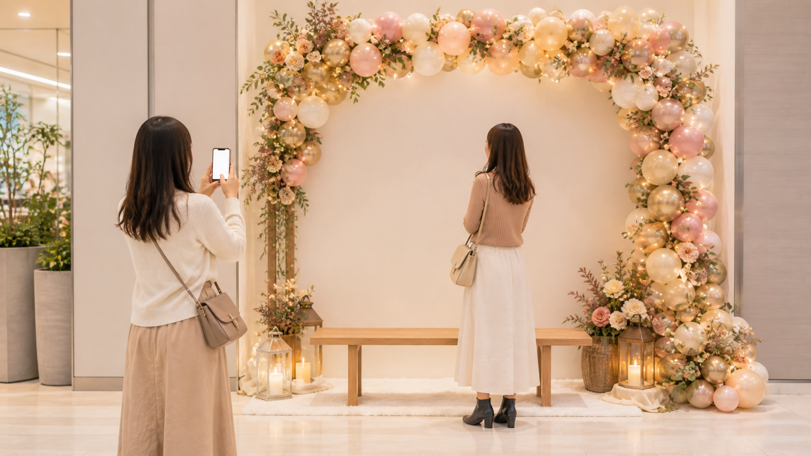 商業施設の店頭に設けられたフォトスポットで写真を撮る買い物客
