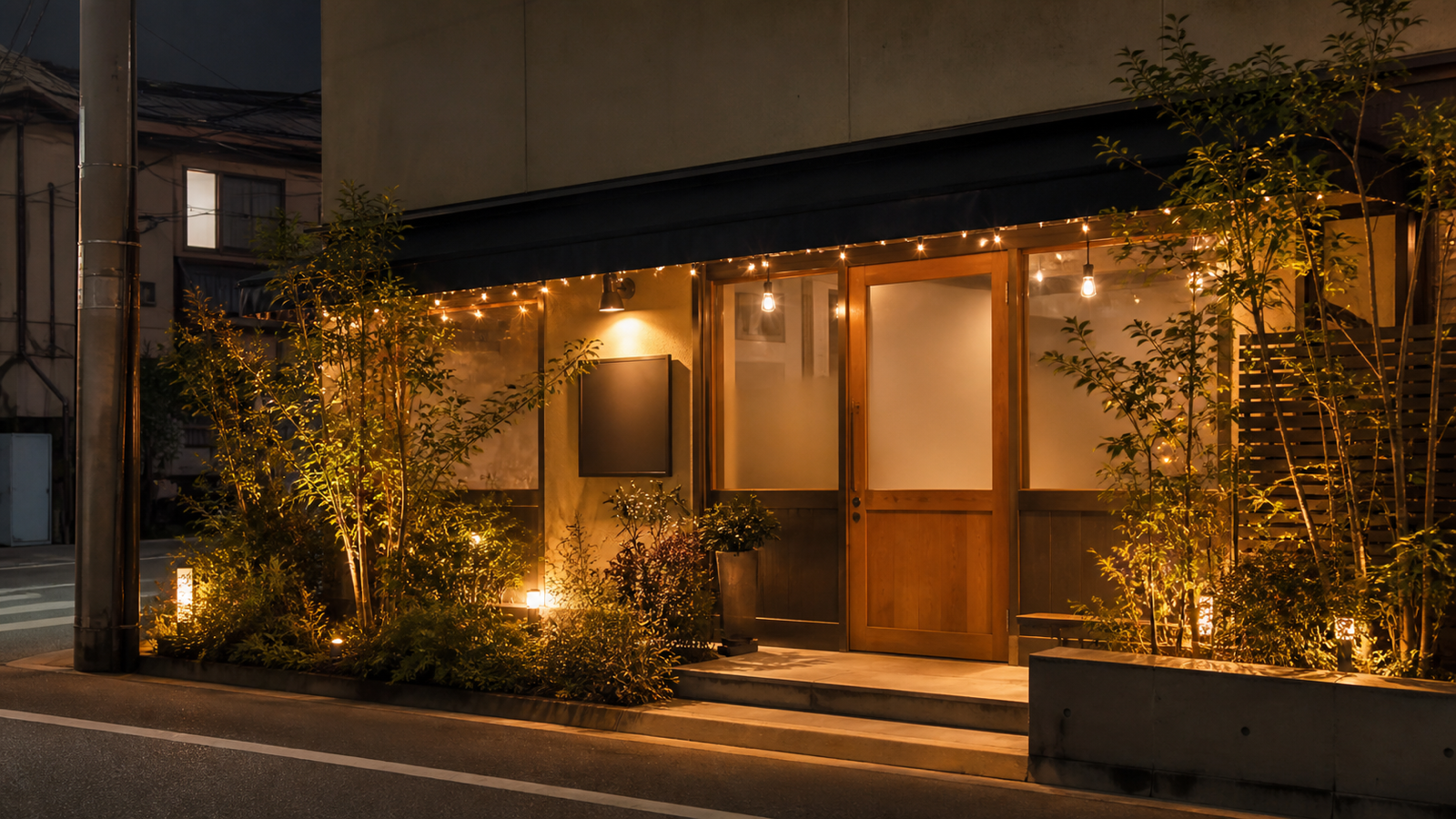 店舗入口の控えめなイルミネーション