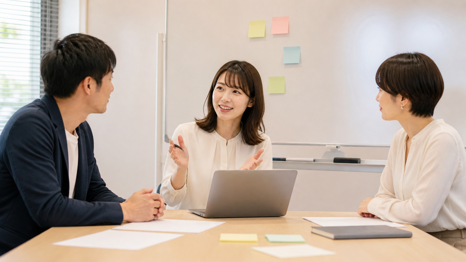 会議室で社内イベントの企画を相談する担当者たち