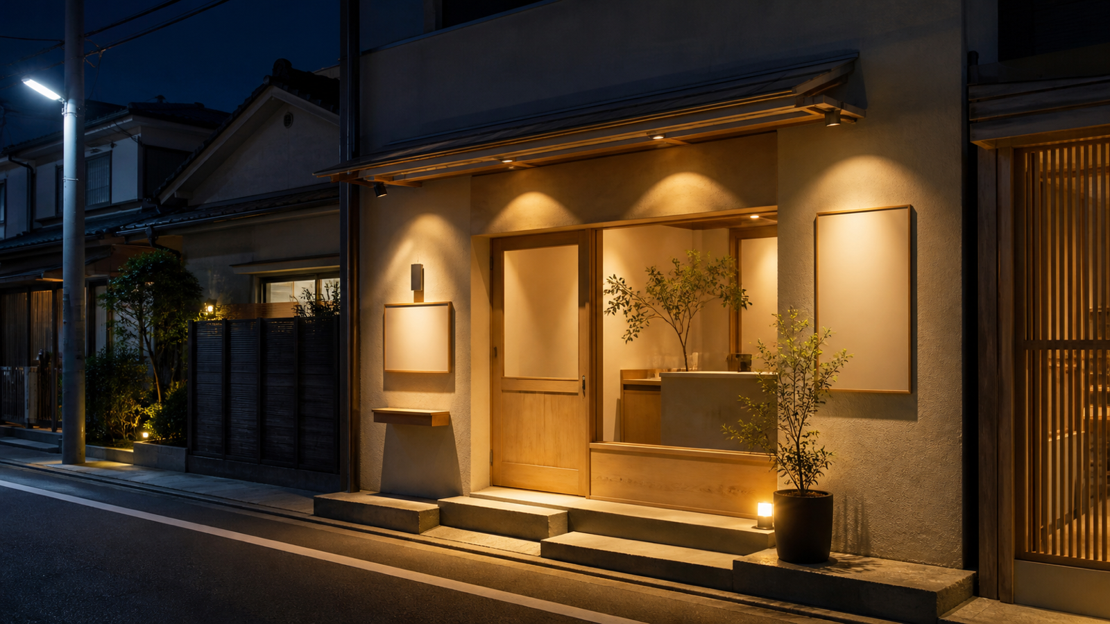 夜の通りに灯る店舗の外観照明