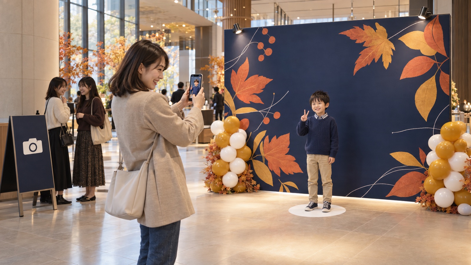 会場のフォトスポットで、来場者がスマートフォンを手に写真を撮っている様子