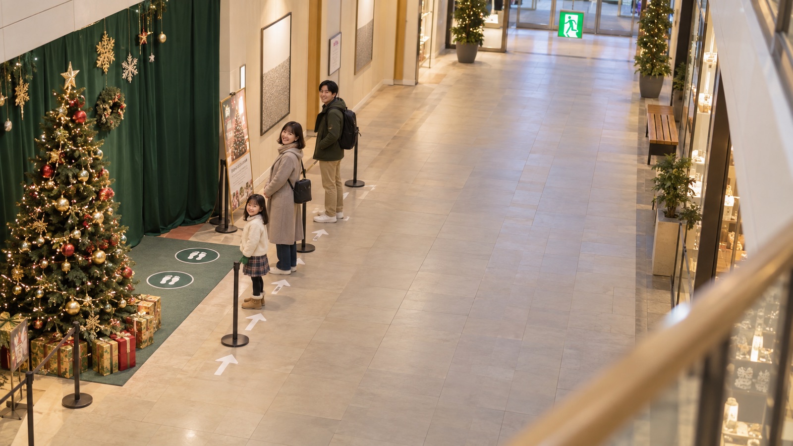 フォトスポットの待つ列を壁に沿って並べ、通路の中央と奥の非常口までを空けた、2階から見た通路